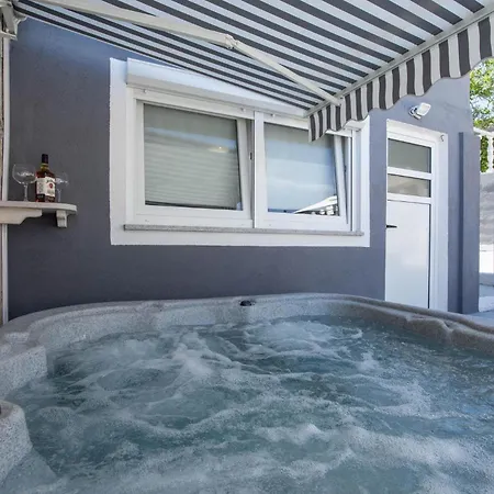 Holiday home Amazing In With Jacuzzi Srinjine