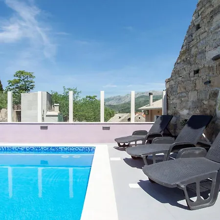 Amazing In With Jacuzzi Holiday home