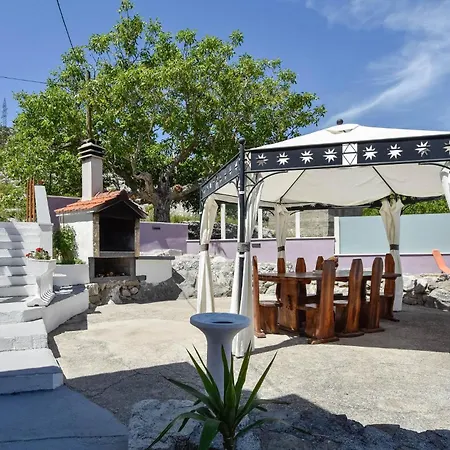 Hébergement de vacances Amazing In With Jacuzzi Srinjine